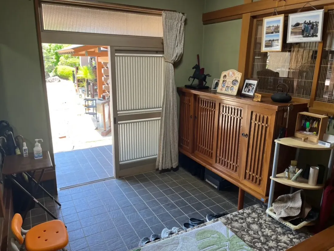 玄関の作業後。下駄箱の上が空き、戸を開けると外まで見通せる